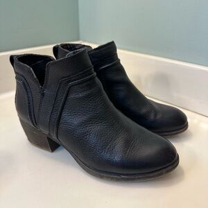 Cobb Hill size 8 black booties